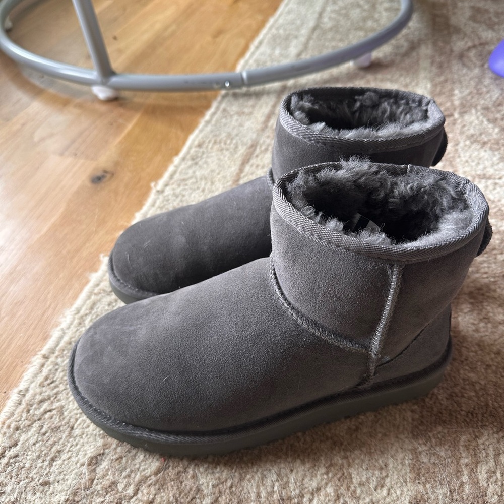 Ugg Mini - Picture 2 of 3